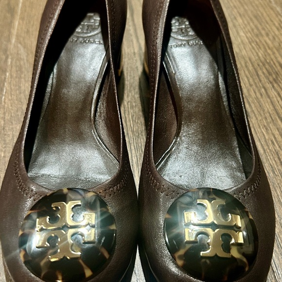 Tory Burch Brown Leather Logo Medallion block heels - size 8.5 - Picture 5 of 5